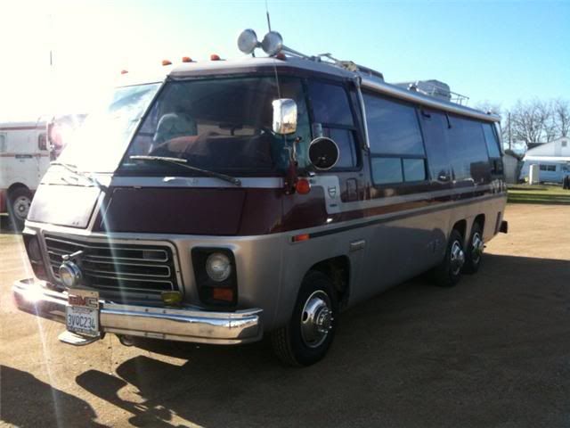 http://i386.photobucket.com/albums/oo304/99flyer/1977%20GMC%20Motorhome%20Kingsley/motorhome1.jpg