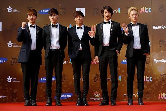 golden disk award red carpet