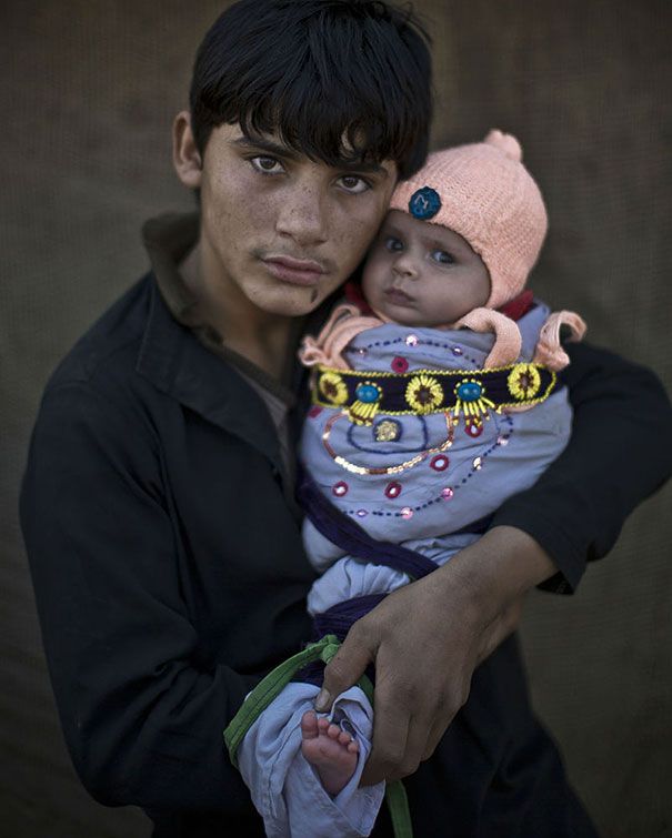  photo afghan-children-refugees-pakistan-muhammed-muheisen-1__605.jpg