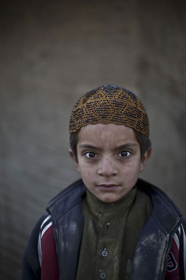 photo afghan-children-refugees-pakistan-muhammed-muheisen-4__605.jpg
