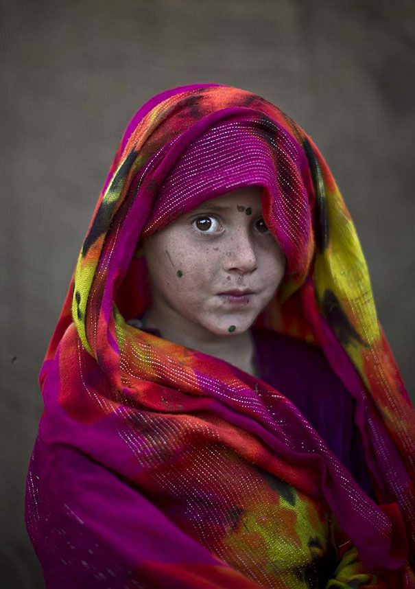  photo afghan-children-refugees-pakistan-muhammed-muheisen-7__605.jpg